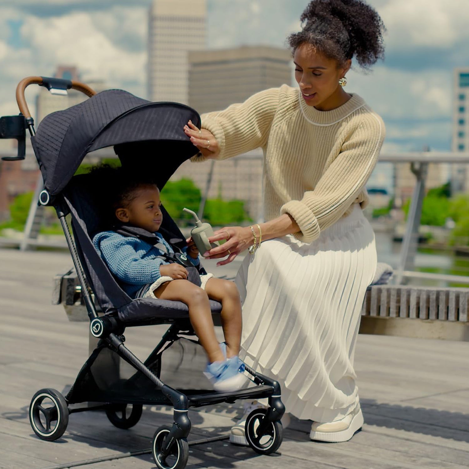 Side view of a single beach stroller rental in 30A, built for easy navigation on sand—perfect for family beach adventures with toddlers.